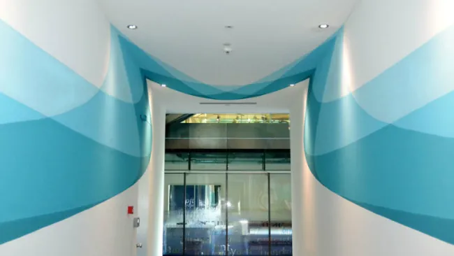 La entrada al corredor que contiene la figura