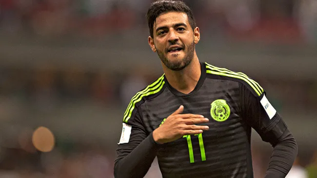 Vela festeja un gol con el Tricolor