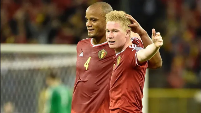 De Bruyne celebra un gol con Kompany