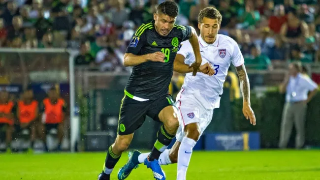 Oribe Peralta en un duelo con la Selección Nacional