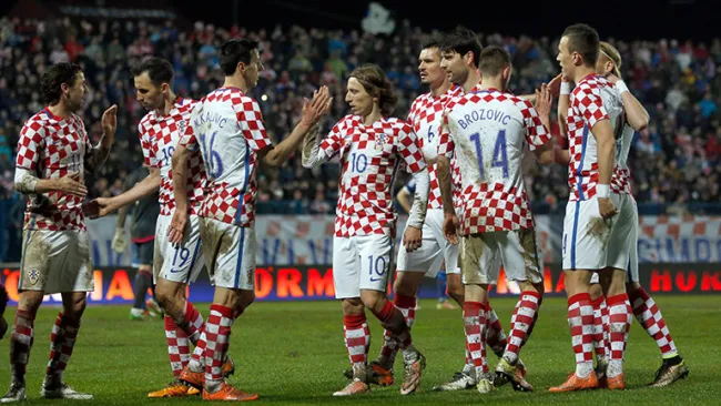 Jugadores de Croacia celebran el segundo gol contra Israel 