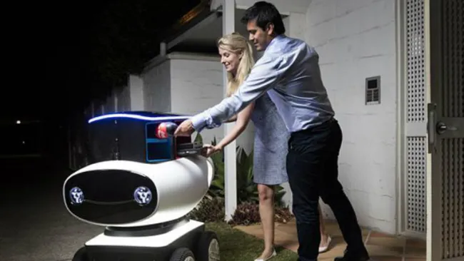 Robot entrega pizza a pareja