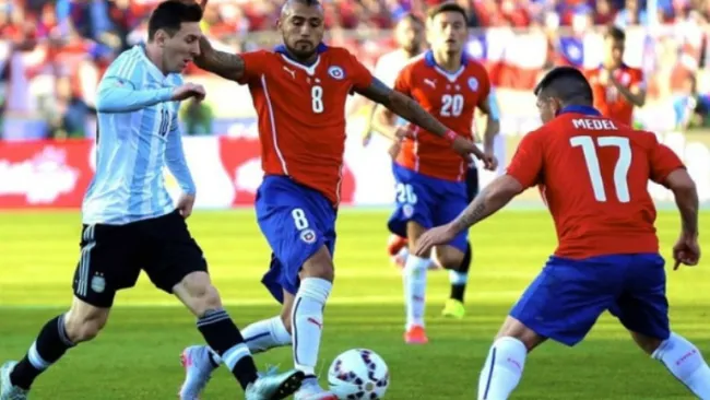 Messi y Vidal en un duelo de la Copa América 2015