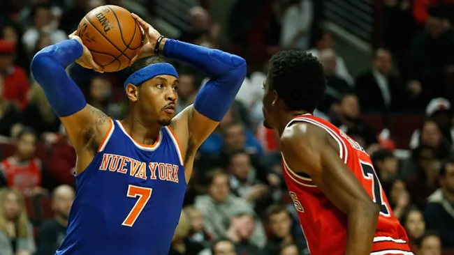 Carmelo Anthony, de los Knicks, busca mandar un pase contra los Bulls
