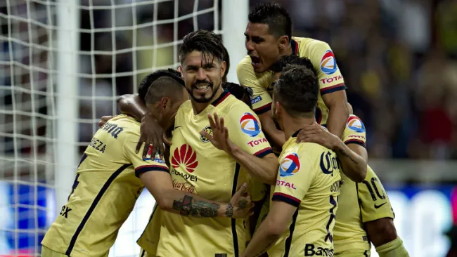 Oribe Peralta festeja un gol en el Clásico Nacional