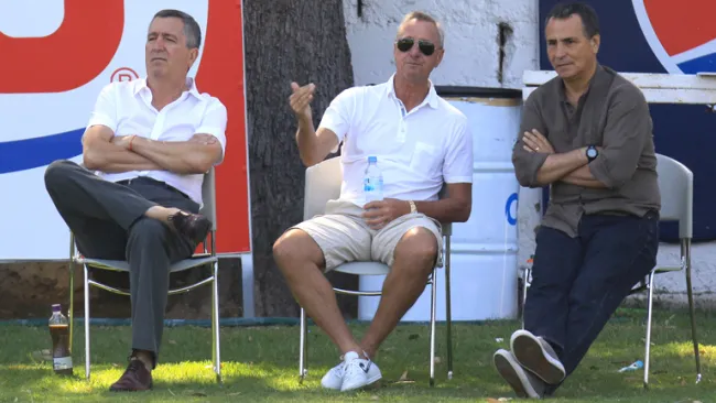 Cruyff observa un entrenamiento de Chivas