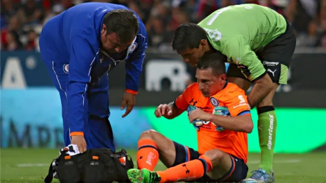 Christian Giménez siendo atendido por el Dr. Alfonso Jiménez