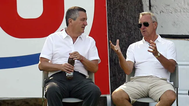 Vergara platica con Cruyff durante una práctica de Chivas