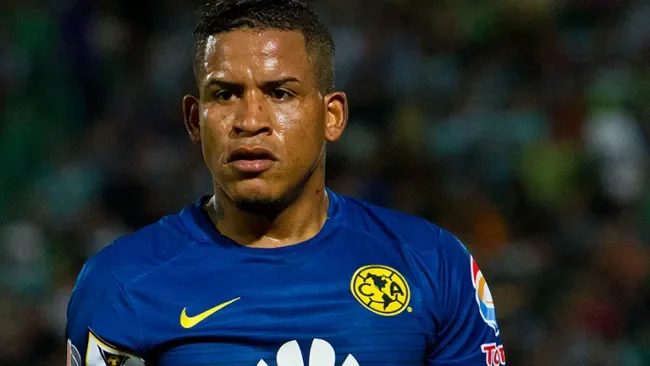 Arroyo, en un juego con el América