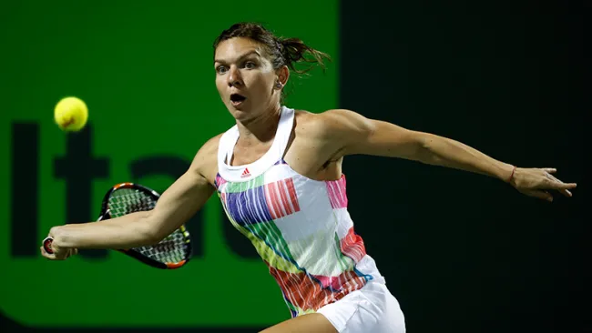 Simona Halep, a punto de impactar la pelota en el juego contra Kasatkina