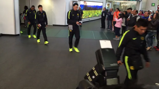 Jugadores de América, en el aeropuerto de la CDMX