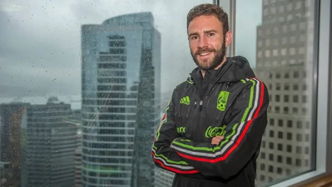 Miguel Layún, teniendo de fondo la ciudad de Vancouver