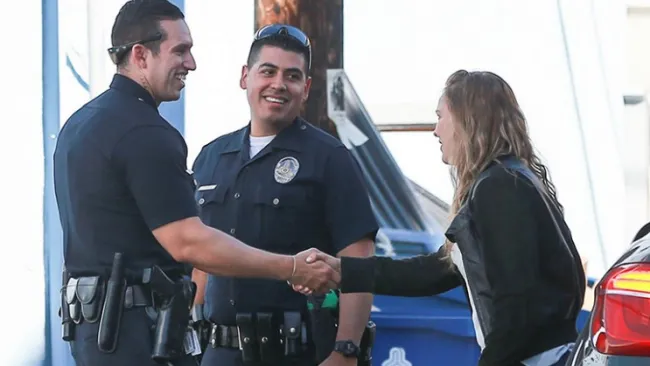Ronda Rousey saludando a policías en Los Ángeles