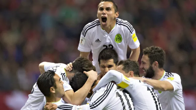 Paul Aguilar festeja junto al resto del equipo tras el triunfo contra Canadá