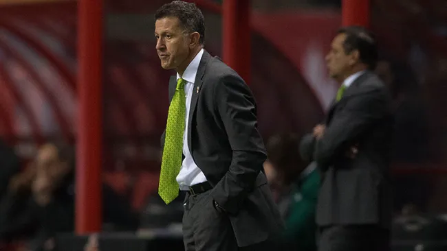 Juan Carlos Osorio observa el duelo del Tri