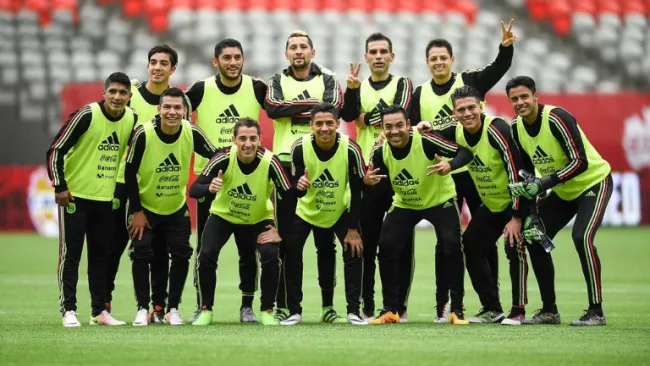 El Tri posa durante un entrenamiento