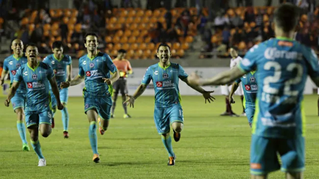 Jugadores del Atlético San Luis festejan una anotación