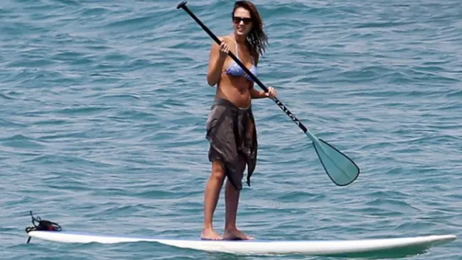 Jessica Alba practicando Paddle Surf en Hawaii