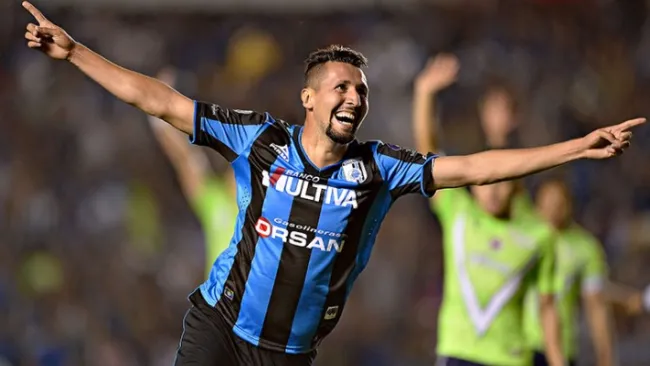 Yasser Corona celebrando un gol con el Querétaro 