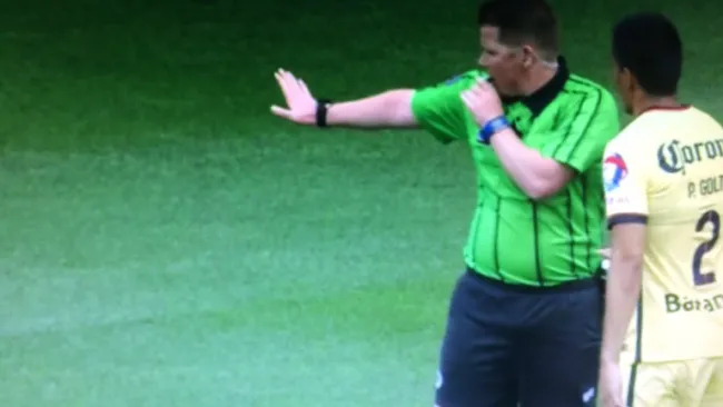 Árbitro gordo roba cámara