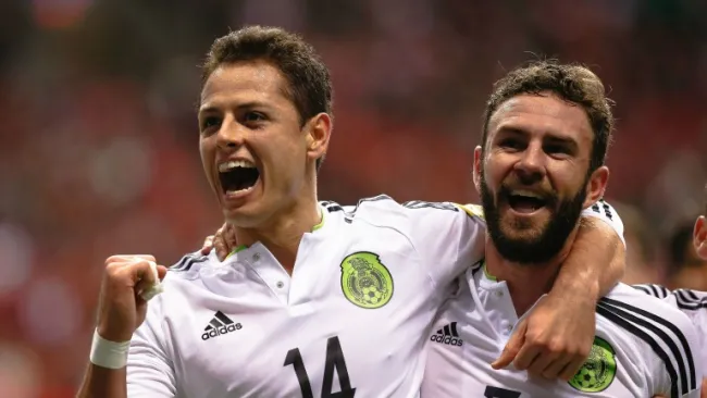 Chicharito y Layún celebran uno de los goles frente a Canadá