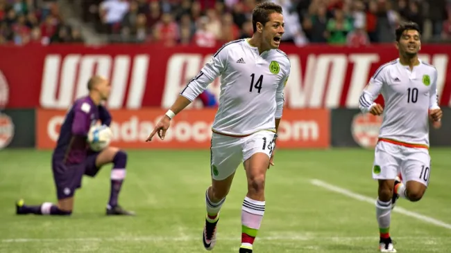 Javier Hernández festeja gol contra Canadá