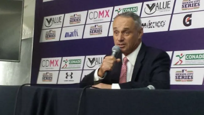 Rob Manfred en conferencia de prensa