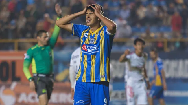 Othoniel Arce se lamenta después de una jugada