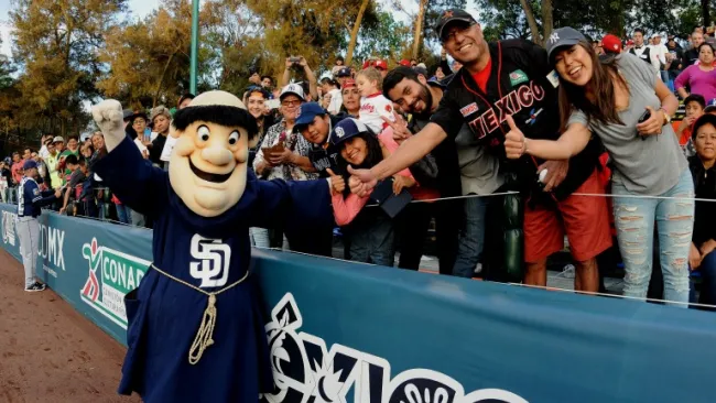 La mascota de los Padres de San Diego interactúa con el público asistente