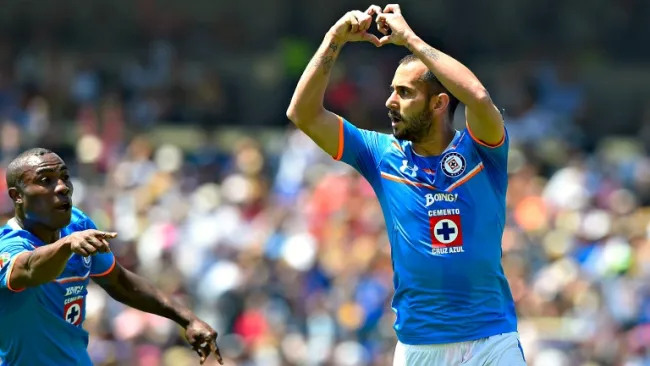 Víctor Vázquez celebra un gol con Cruz Azul