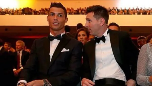 CR7 y Messi platican en la gala del Balón de Oro