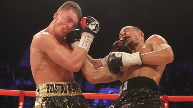 Caldwell recibe un golpe de Eubank durante su combate