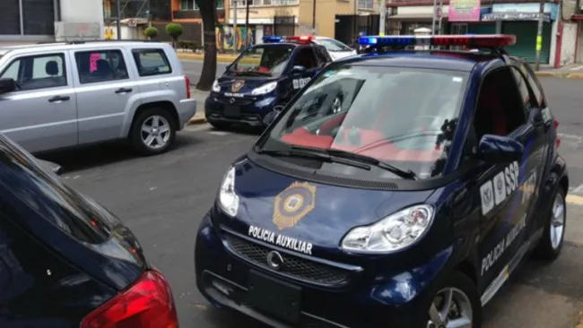 Patrullas capitalinas, estacionadas cerca del Fray Nano