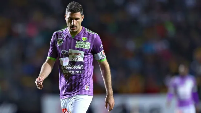 El uniforme de Muñoz Mustafa presentaba probelmas con el parche publicitario