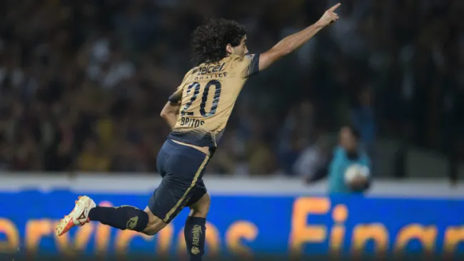 Matías Britos festeja un gol con Pumas