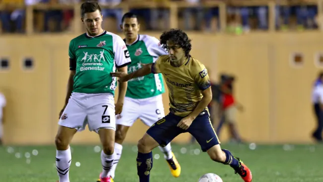 Matías Britos conduce el balón en juego contra Alebrijes