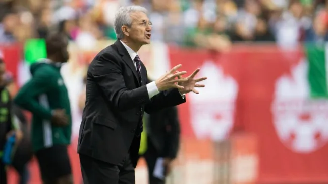 Benito Floro en partido de Canadá