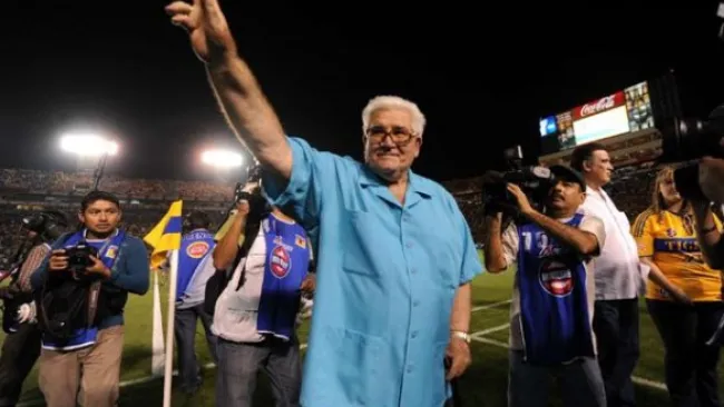 Miloc saluda a los aficionados en el 'Volcán'