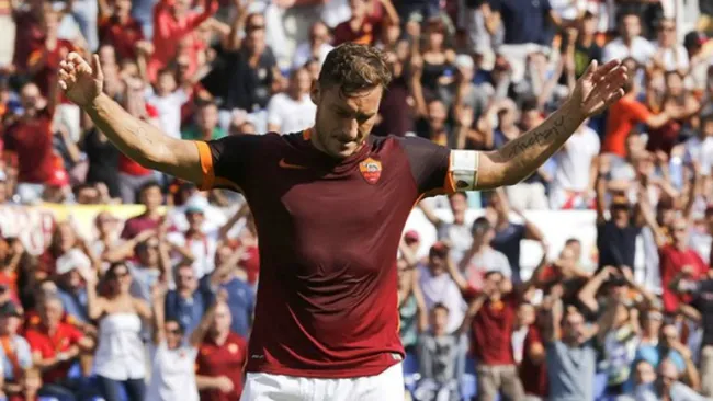 Francesco Totti celebra su gol 300 con la Roma
