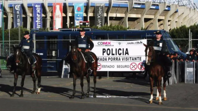 Elementos de seguridad resguardando el Azteca en un duelo