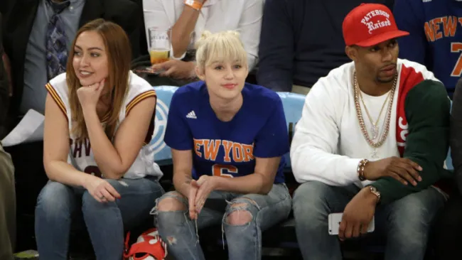 Miley Cyrus disfruta del juego entre Knicks y Cleveland 