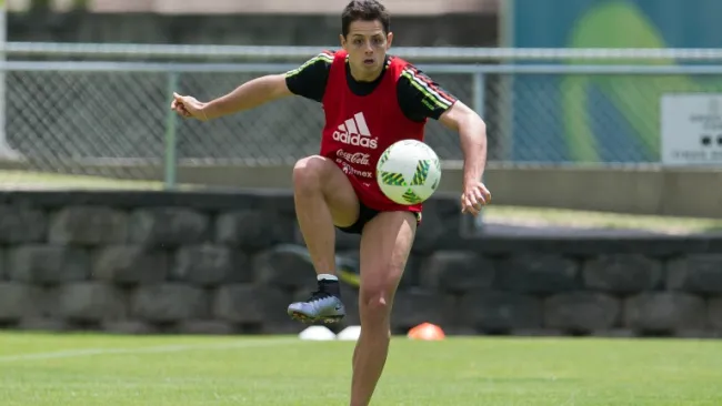 Chicharito entrenando en el CAR con el Tri