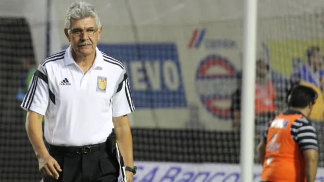 Tuca Ferretti saliendo del terreno de juego