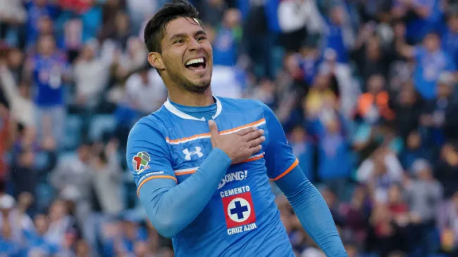 Jorge Benítez festeja un gol con Cruz Azul