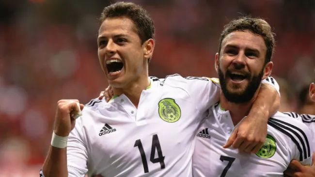 Chicharito Hernández celebra gol contra Canadá