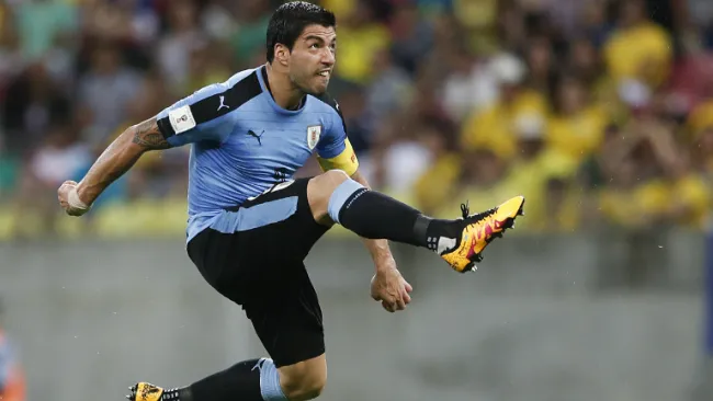 Luis Suárez intenta controlar el esférico con Uruguay