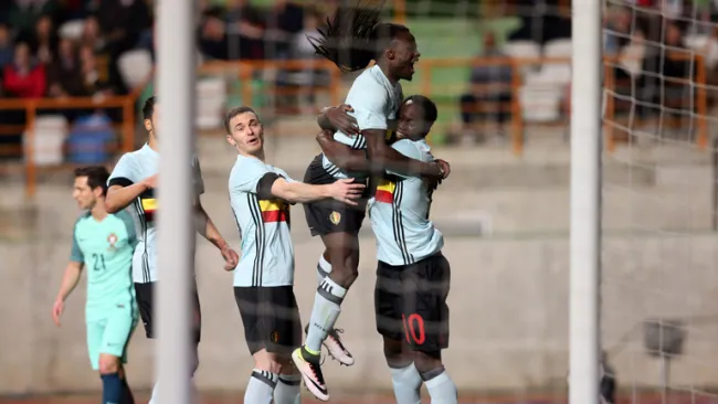 Hermanos Lukaku celebran el gol de Romelu