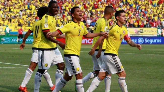 Carlos Bacca festeja uno de sus goles contra Euador