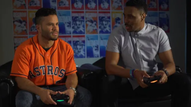 Altuve observa la pantalla mientras juega MLB The Show 16