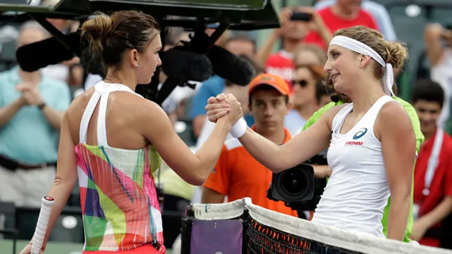 Simona Halep le da la mano a Bacsinszky tras su partido
